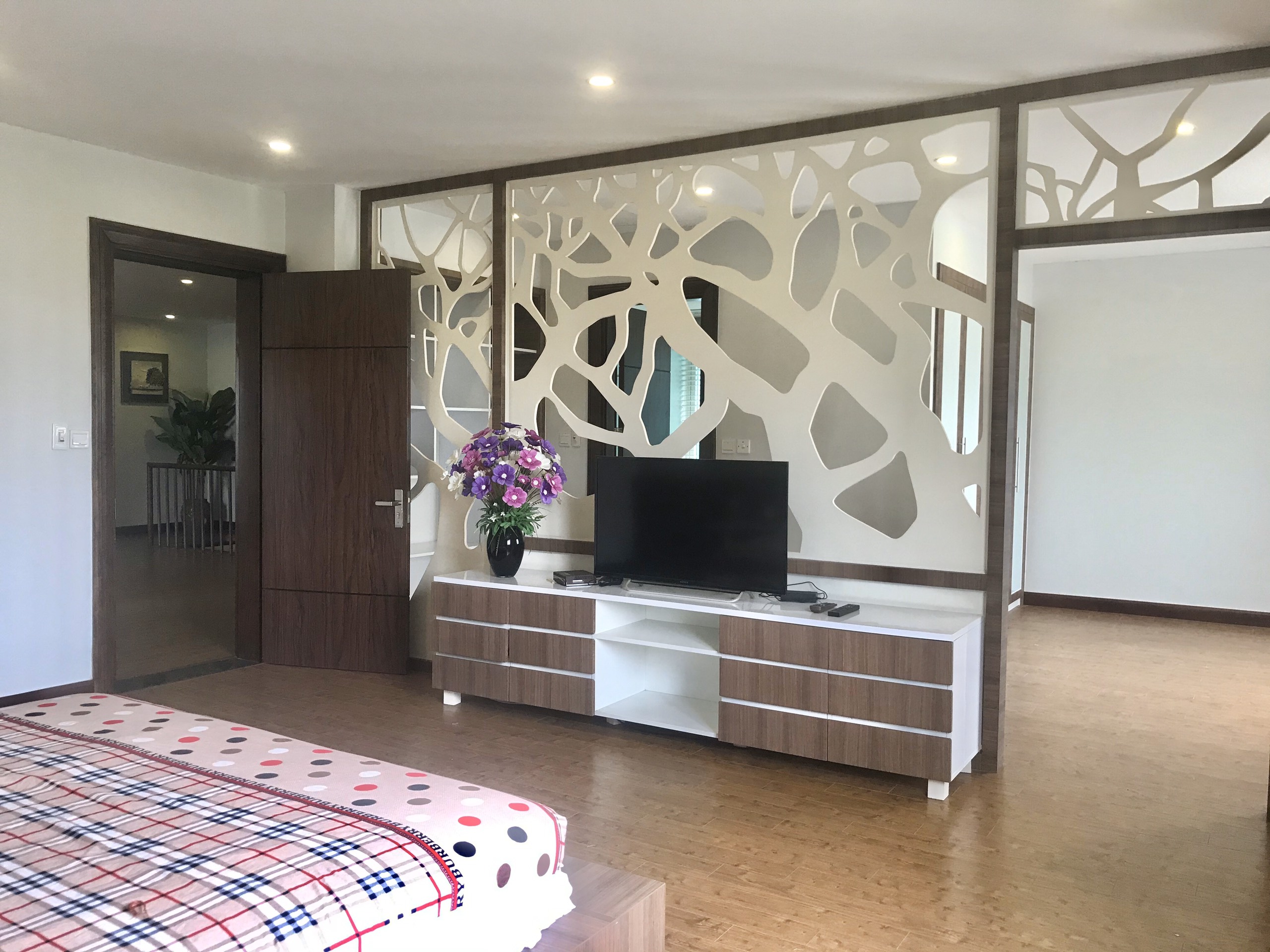Vinhomes Riverside Lovely Garden Furnished Villa For Rent. Close to BIS, ALMAZ 15