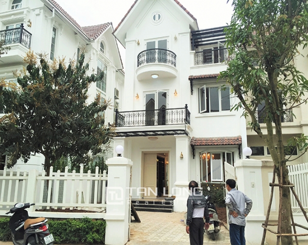 Vinhomes Riverside: renting 250m2 villa in Hoa Lan road, modern design, full furniture 1